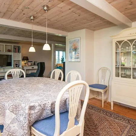 Four-bedroom Holiday In Hojer *